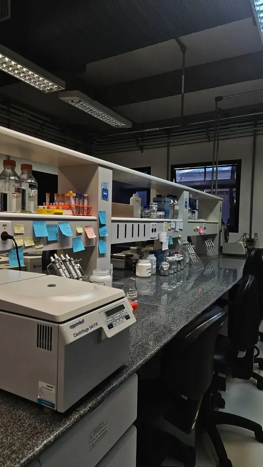 Centrifug och pipetter på labbänk